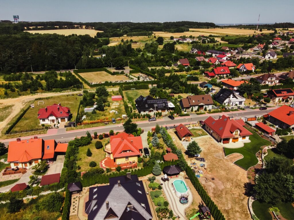 Droga zarządzana przez ZGK Jerzmanowa wśród zabudowy jednorodzinnej i terenów zielonych.