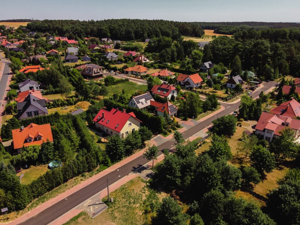 Droga zarządzana przez ZGK Jerzmanowa wśród zabudowy jednorodzinnej i terenów zielonych.