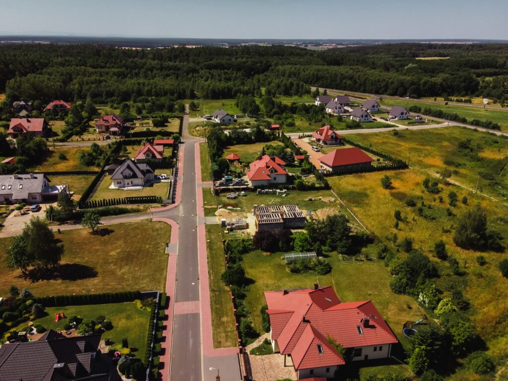 Widok z lotu ptaka na drogę i zabudowę jednorodzinną w gminie Jerzmanowa.