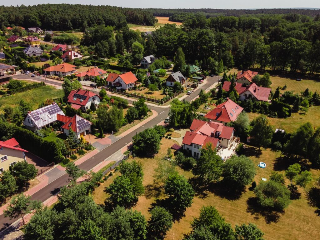 Widok z lotu ptaka na osiedle domów jednorodzinnych w gminie Jerzmanowa.